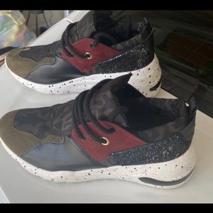 Size 11 women’s sneakers